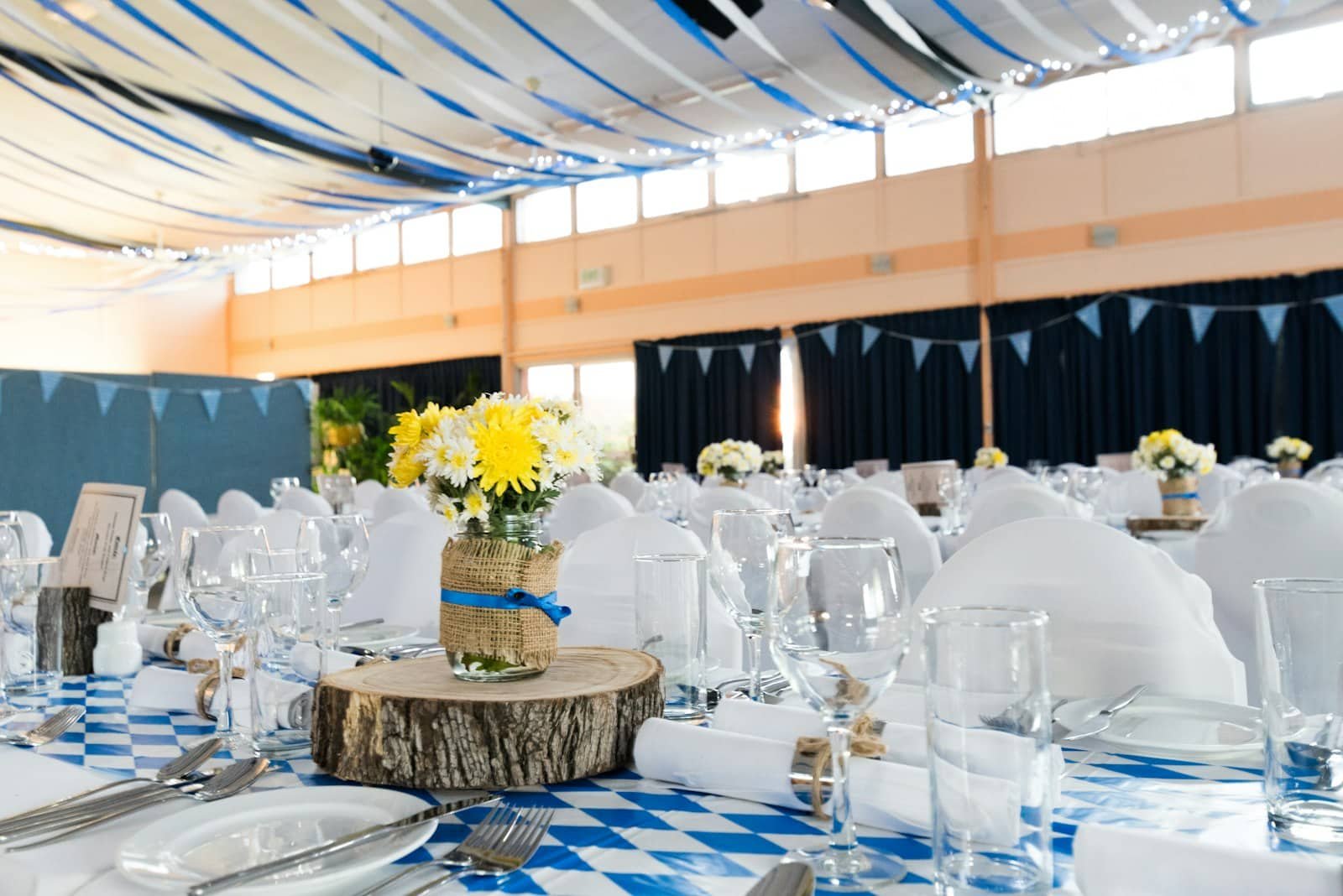 Carpa de eventos preparada para un banquete